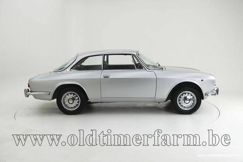 Image 6/15 de Alfa Romeo 1750 GT Veloce (1971)