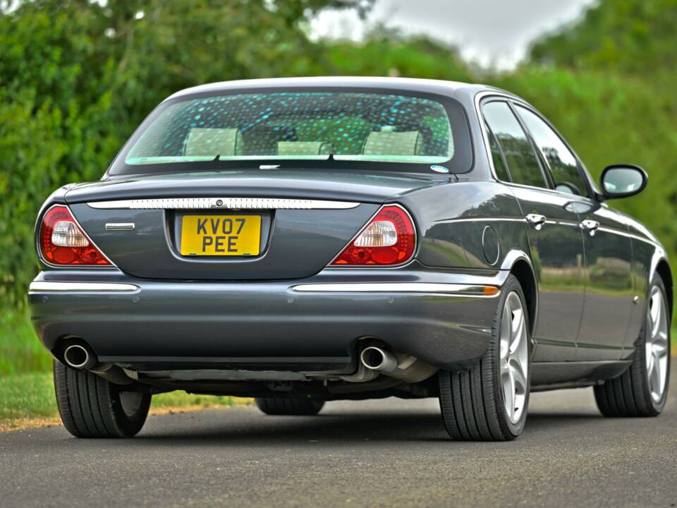 Image 12/50 of Jaguar XJ 8 4.2 (2007)