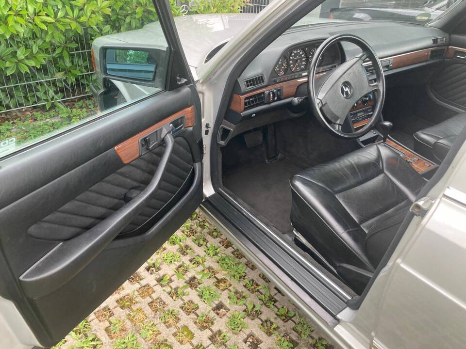 Immagine 27/29 di Mercedes-Benz 300 SE (1990)