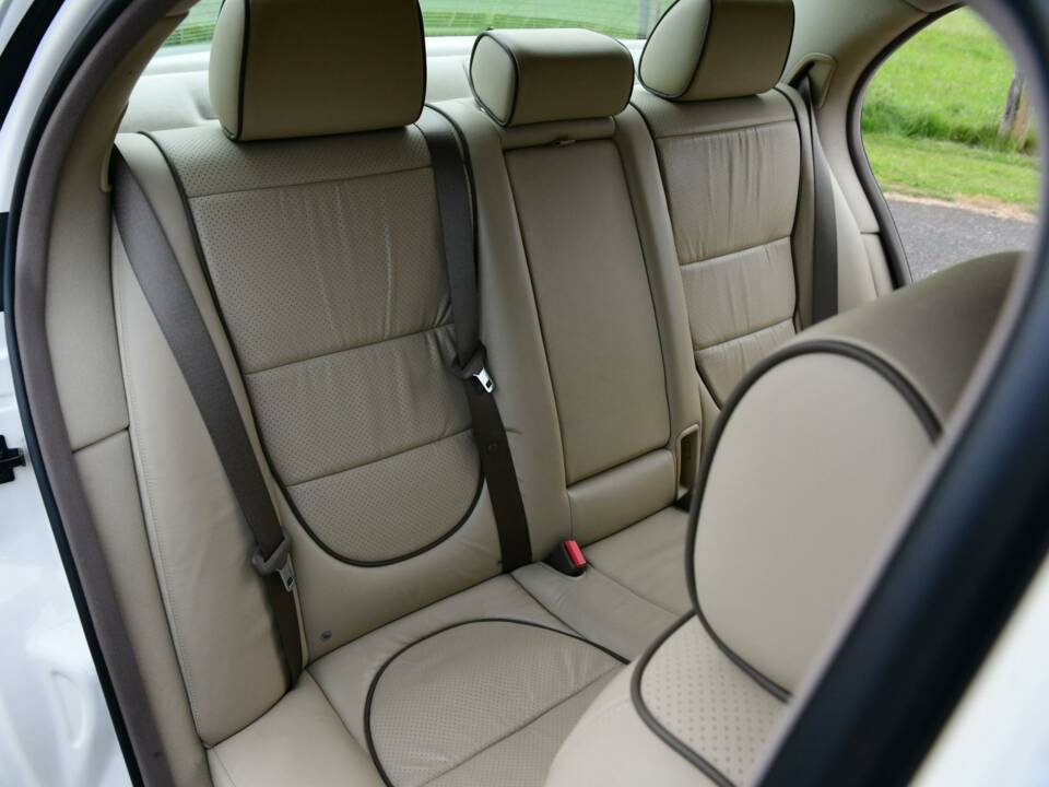 Image 42/50 of Jaguar XJ 8 4.2 (2008)