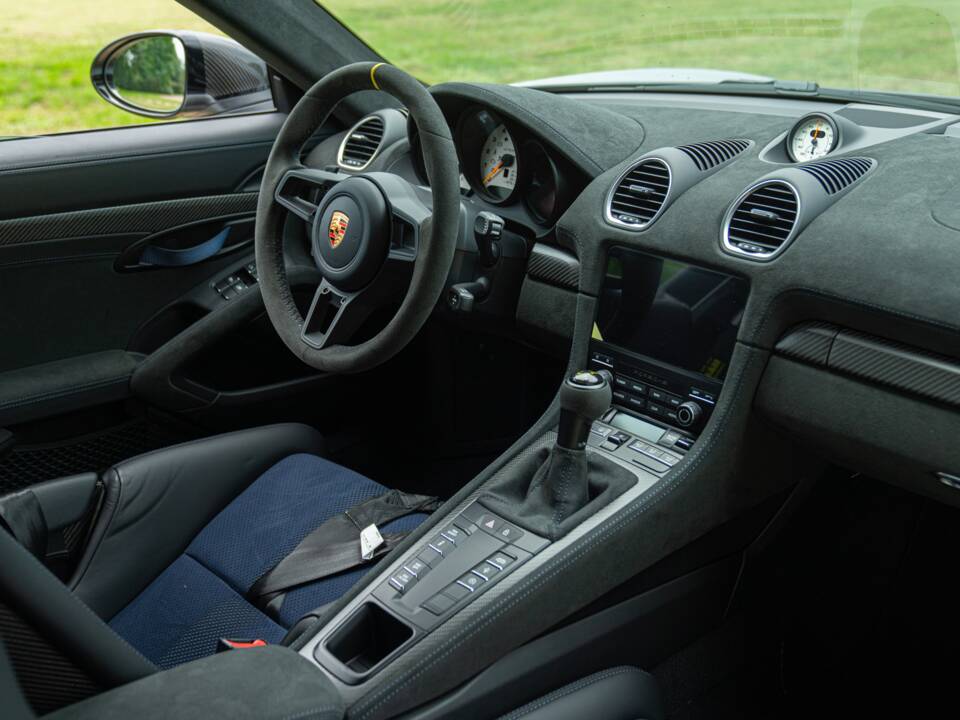 Image 63/100 of Porsche 718 Cayman GT4 RS Weissach (2024)