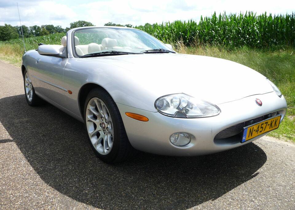 Bild 4/8 von Jaguar XKR (2001)