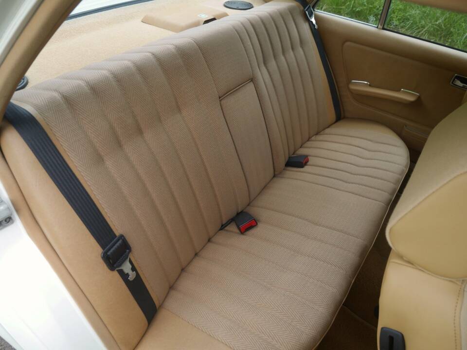 Immagine 25/50 di Mercedes-Benz 230 E (1900)