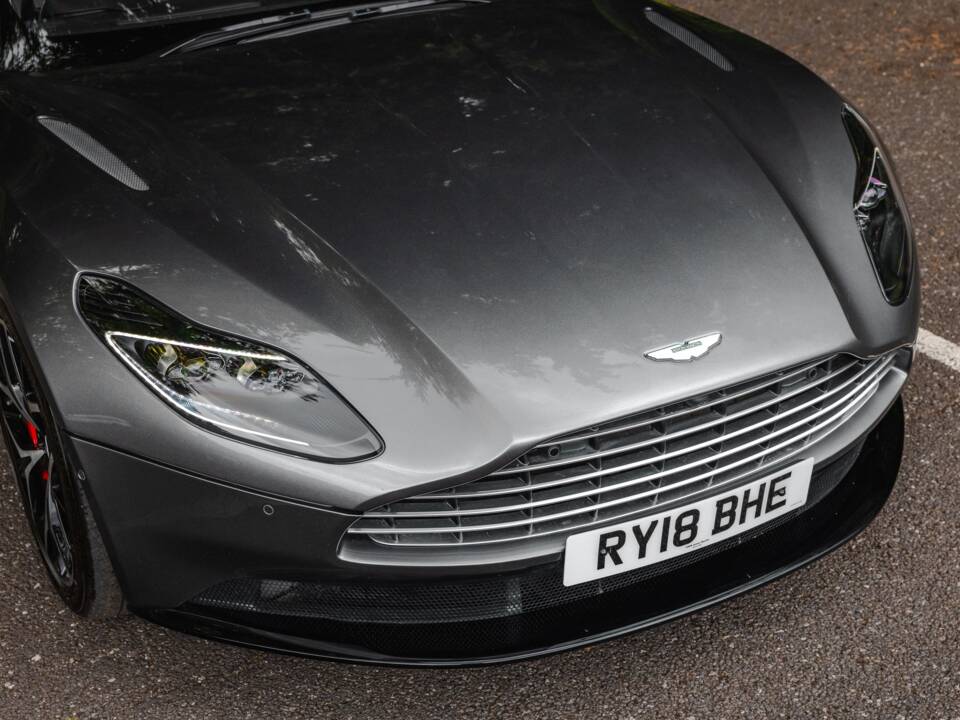 Image 22/39 of Aston Martin DB 11 Volante (2018)
