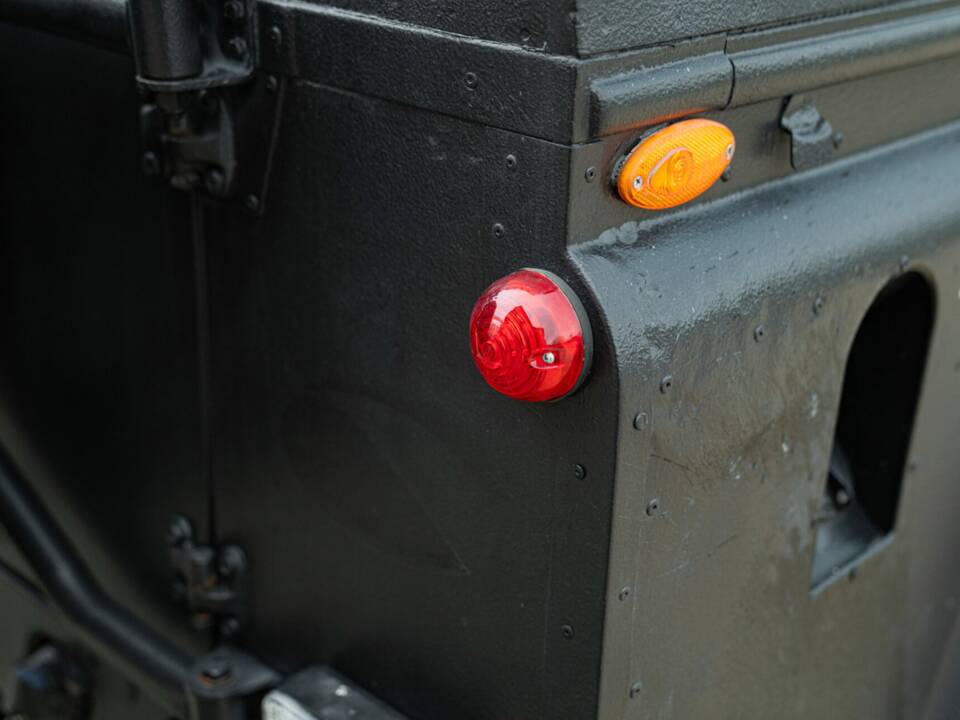 Bild 26/50 von Land Rover 90 (1985)