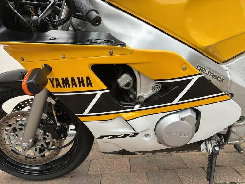 Image 4/21 of Yamaha FZR 400 (1992)