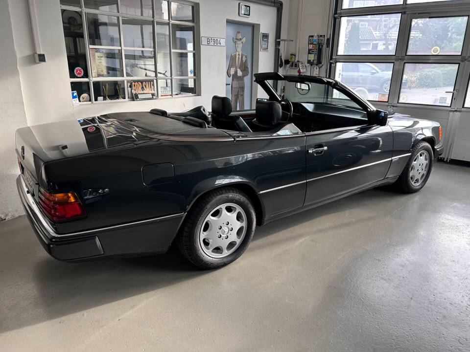 Image 6/28 de Mercedes-Benz 300 CE-24 (1993)