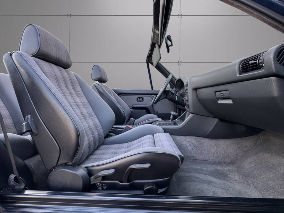 Image 14/27 of BMW 320i (1990)