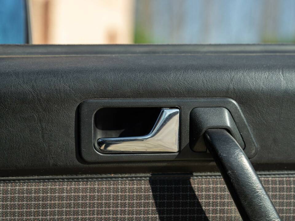 Imagen 33/50 de Mercedes-Benz 190 E (1988)