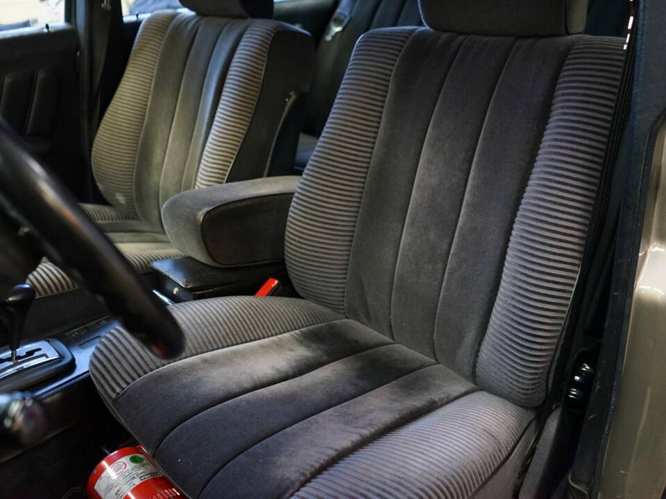 Image 27/36 de Mercedes-Benz 280 E (1982)