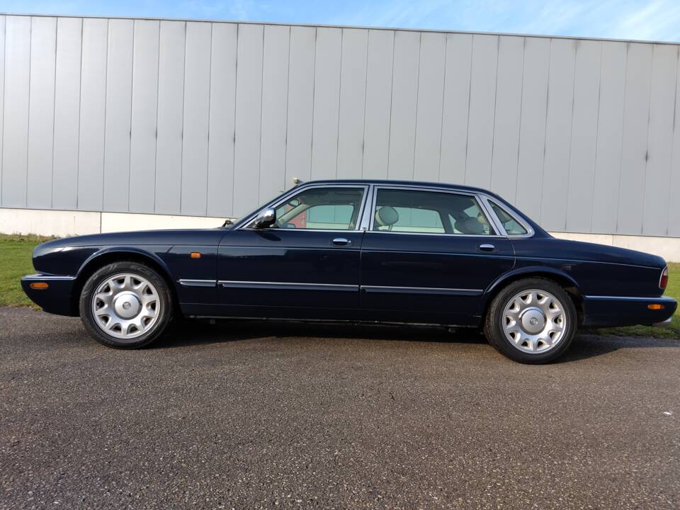 Image 2/71 of Daimler Super V8 (2000)