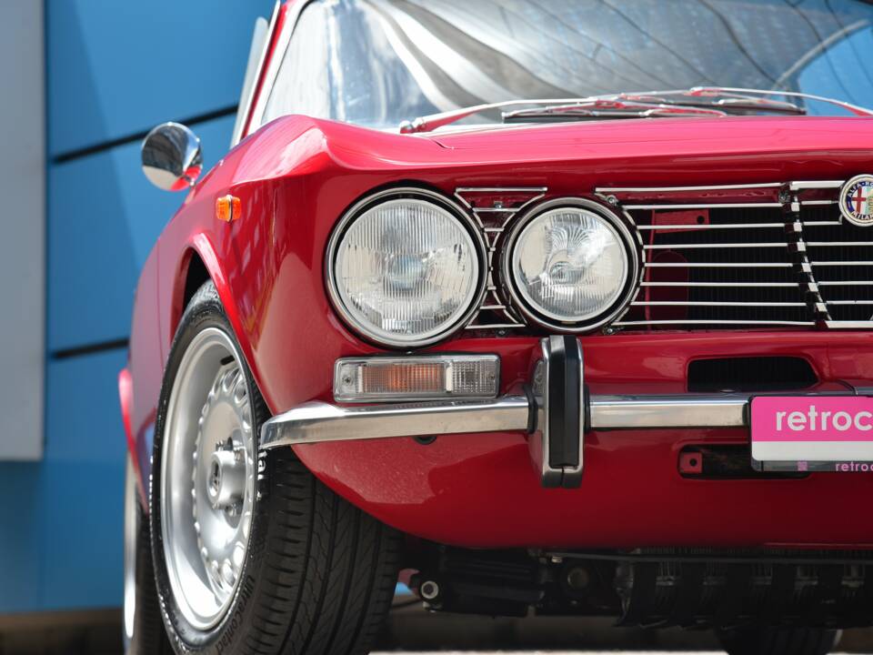 Image 13/17 of Alfa Romeo 2000 GT Veloce (1972)