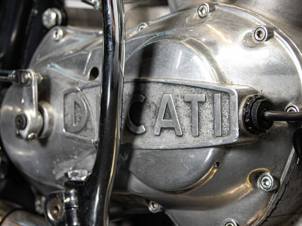 Image 36/50 of Ducati 750 GT (1972)