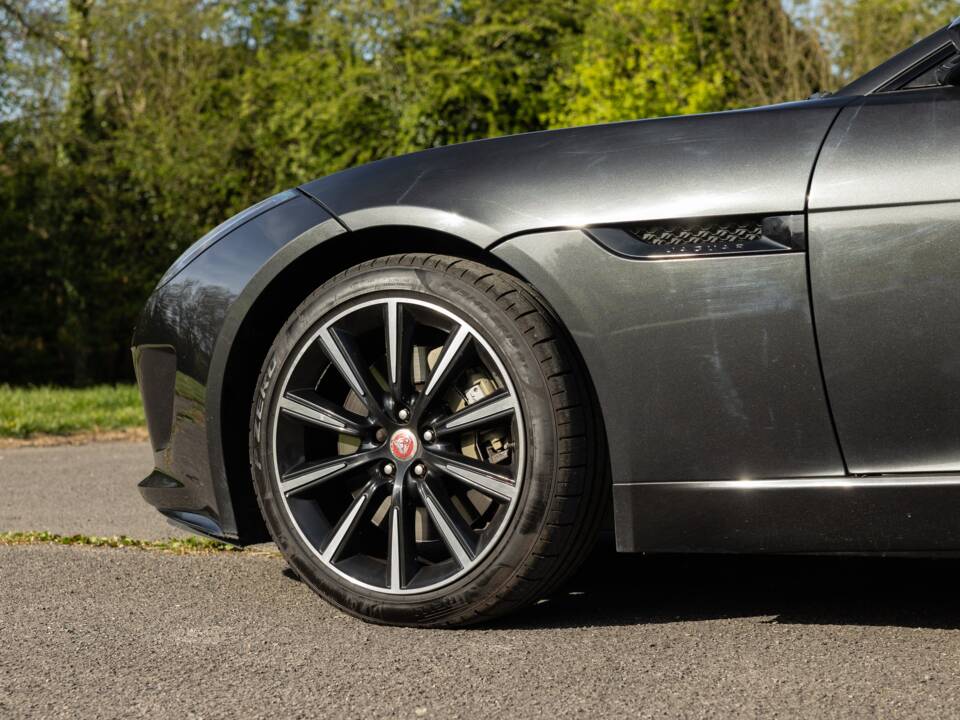 Image 32/45 of Jaguar F-Type (2016)