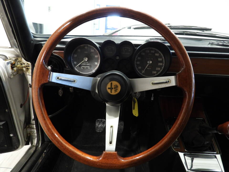 Immagine 6/15 di Alfa Romeo 2000 GT Veloce (1972)