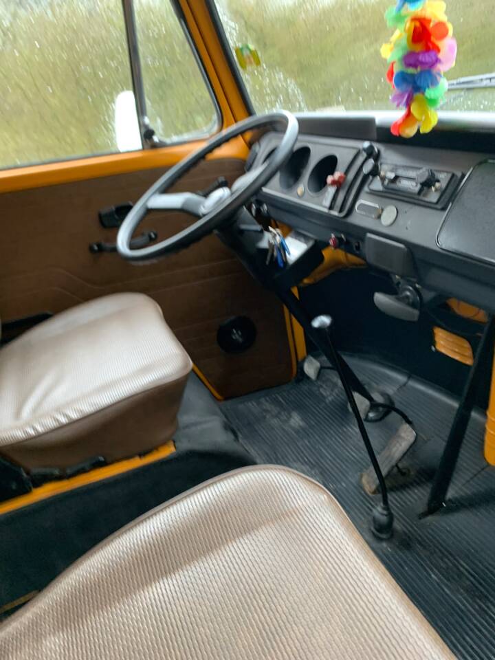 Imagen 13/19 de Volkswagen T2b Westfalia (1979)