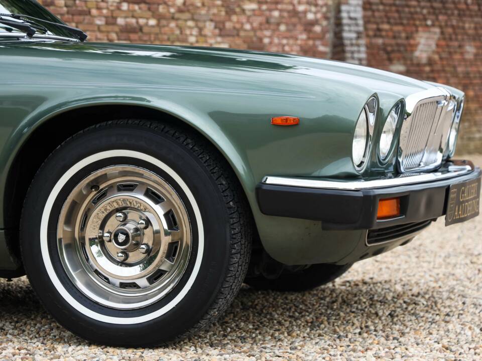Image 42/50 of Jaguar XJ 6 4.2 (1985)