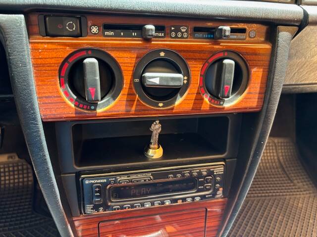 Bild 21/37 von Mercedes-Benz 190 E 2.0 (1991)
