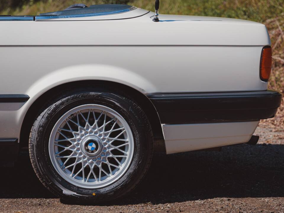 Bild 13/36 von BMW 318i (1991)