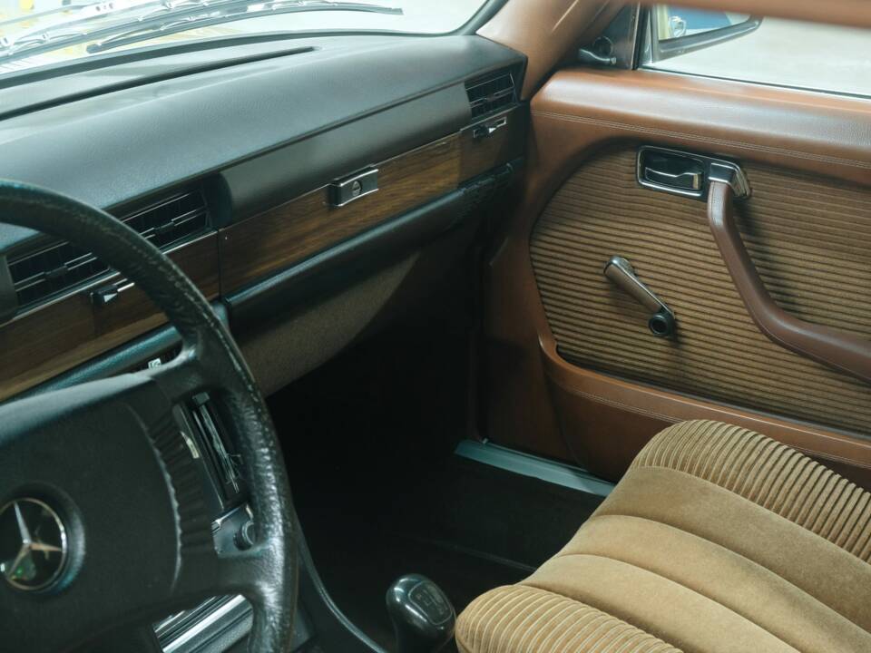 Image 24/50 de Mercedes-Benz 280 SE (1975)