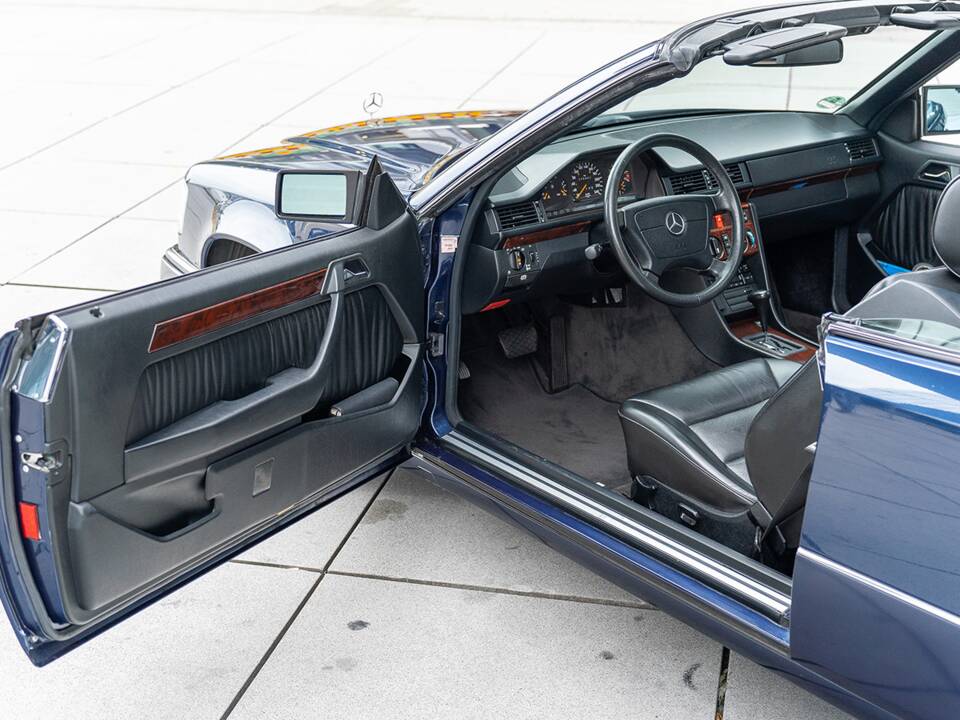Image 22/45 of Mercedes-Benz E 220 (1995)