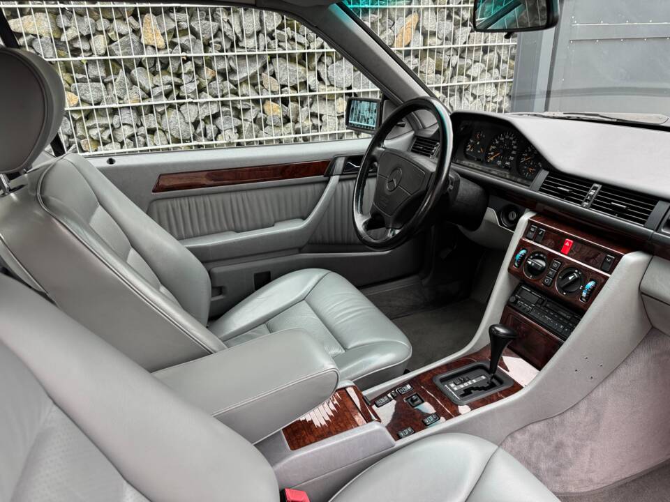 Imagen 65/100 de Mercedes-Benz 300 CE (1992)