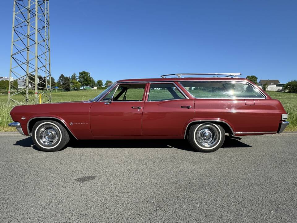 Image 2/20 of Chevrolet Impala Station Wagon (1965)