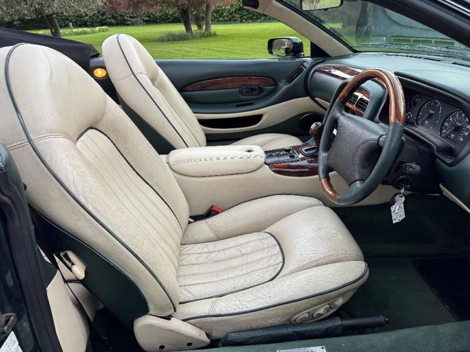 Image 33/44 of Aston Martin DB 7 Volante (1998)