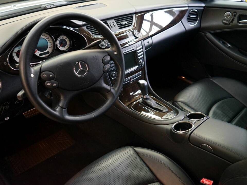 Image 26/34 of Mercedes-Benz CLS 55 AMG (2005)