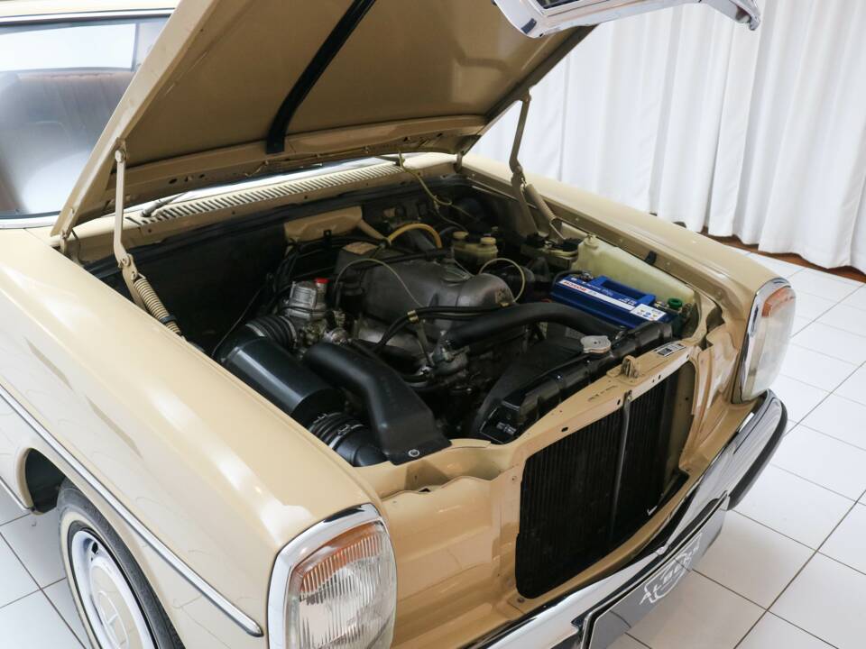Imagen 12/12 de Mercedes-Benz 200 (1974)