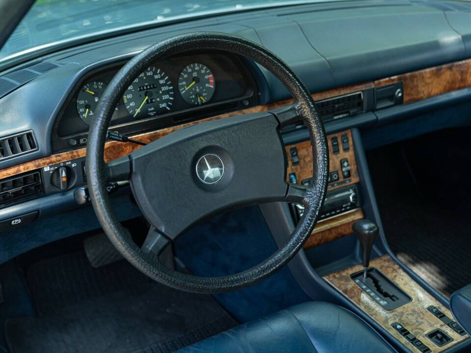 Image 23/50 of Mercedes-Benz 380 SEC (1982)