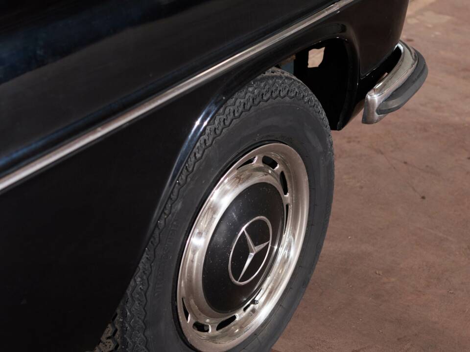 Image 25/64 of Mercedes-Benz 230/6 LWB (1976)