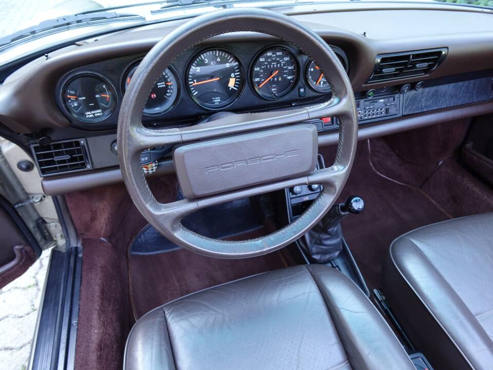 Image 21/40 of Porsche 911 Carrera 3.2 (1986)