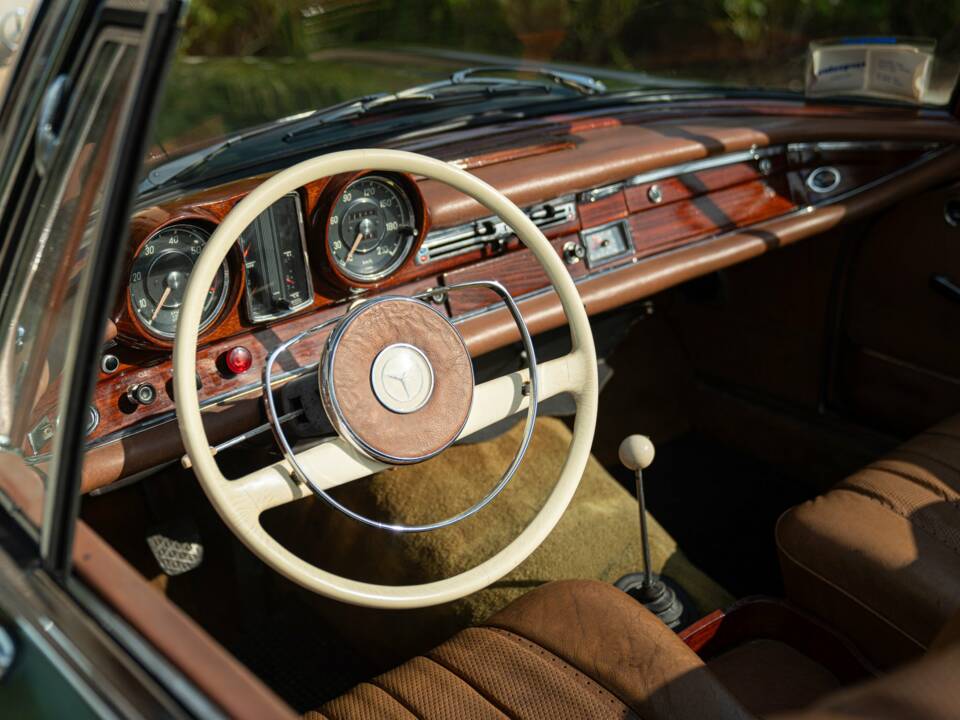 Image 49/50 of Mercedes-Benz 220 SE b (1964)