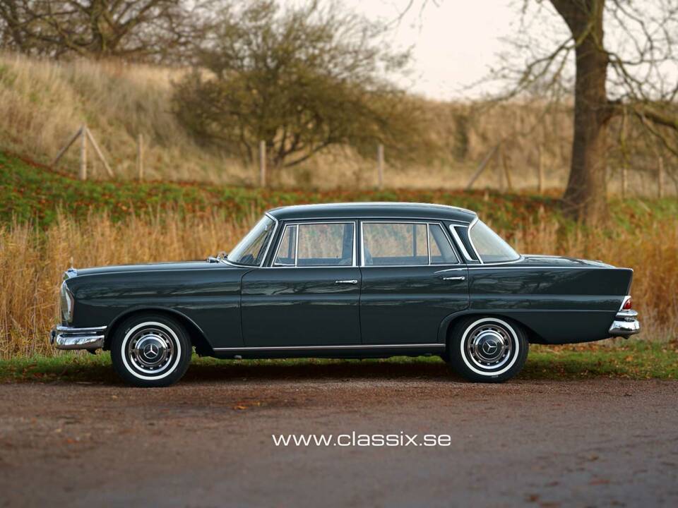 Image 9/24 of Mercedes-Benz 220 S b (1965)