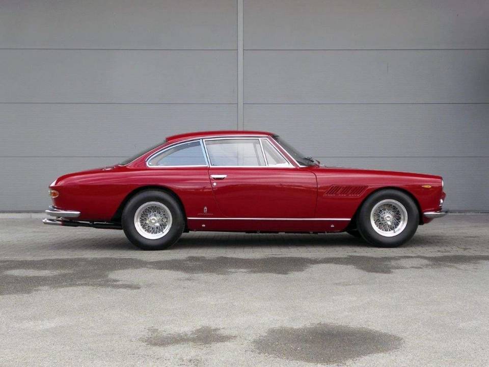 Image 6/20 de Ferrari 330 GT 2+2 (1964)