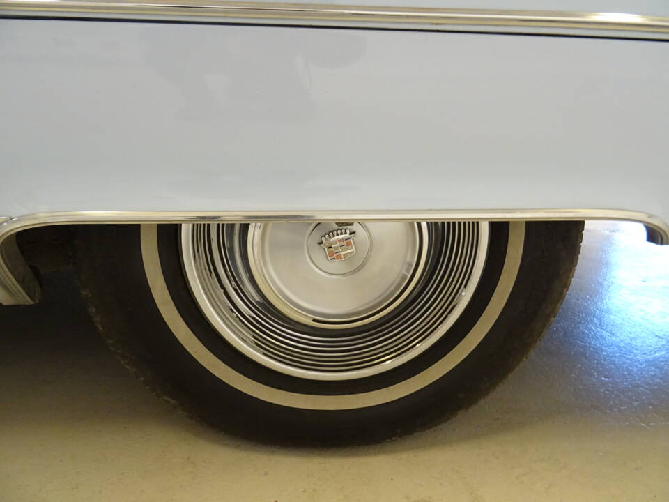 Immagine 53/72 di Cadillac DeVille Convertible (1968)