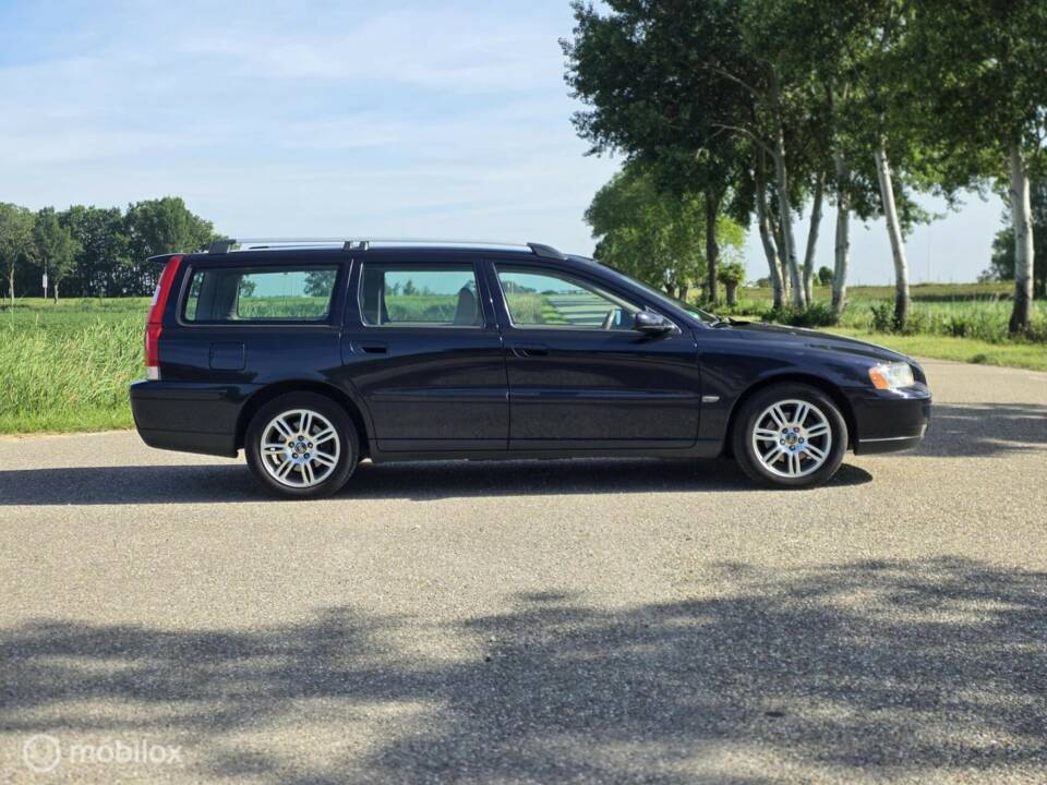 Image 8/39 of Volvo V 70 2.4 (2006)