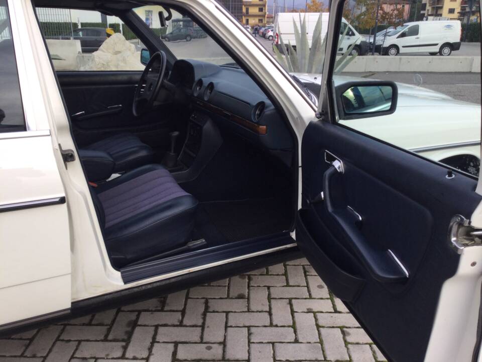 Immagine 35/39 di Mercedes-Benz 240 TD (1983)