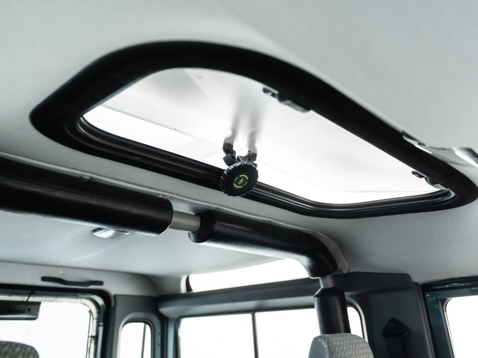 Image 23/43 of Land Rover Defender 90 &quot;50th Anniversary&quot; (1998)