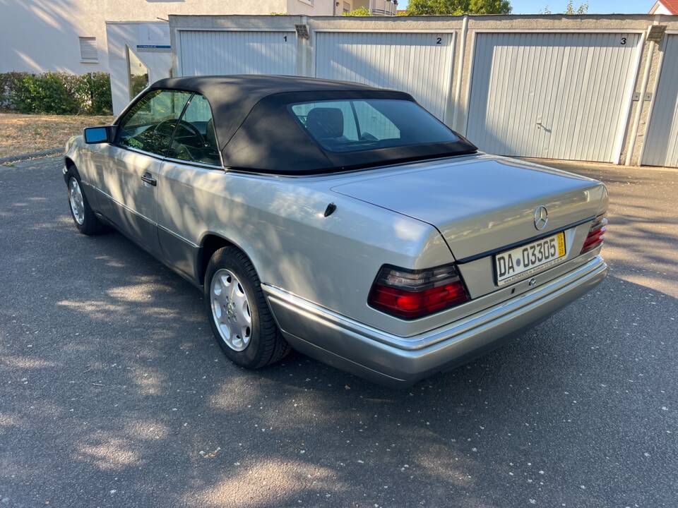 Obraz 31/61 pojazdu Mercedes-Benz E 220 (1996)