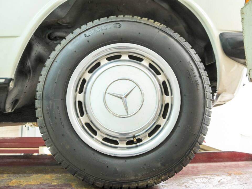 Image 49/50 of Mercedes-Benz 230 TE (1984)