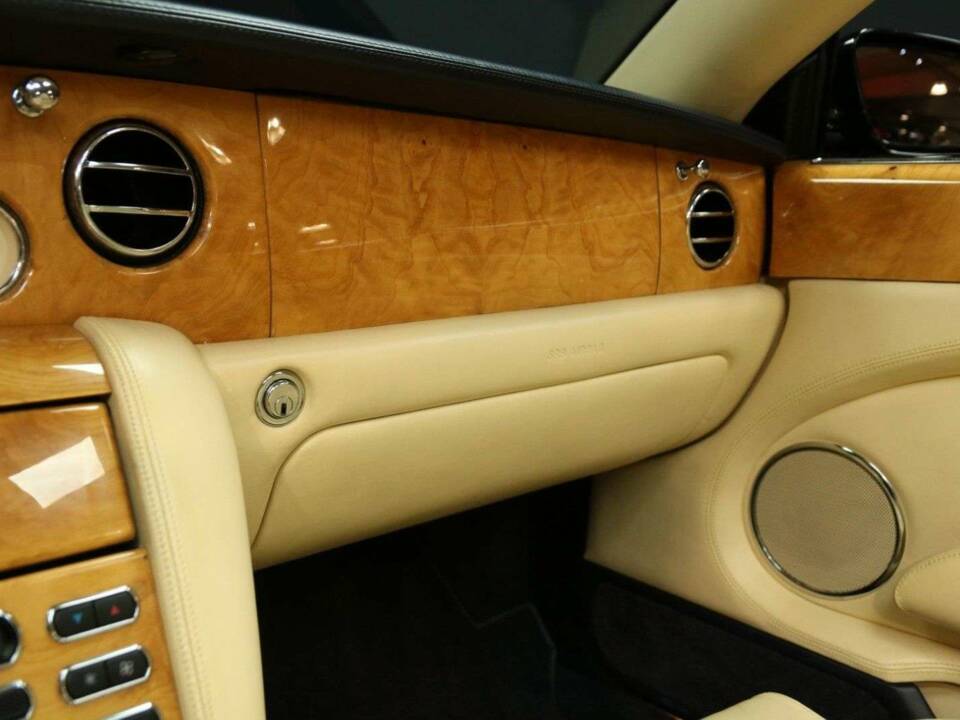 Image 25/49 de Bentley Azure (2006)