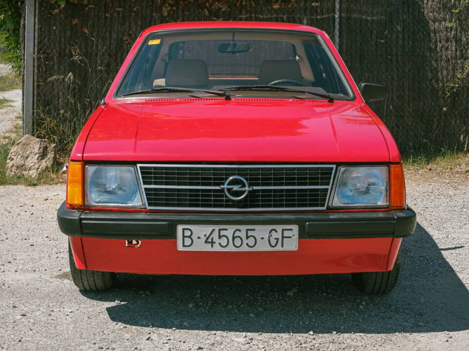 Imagen 2/26 de Opel Kadett 1,3 S (1984)