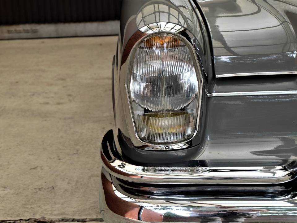Image 15/89 of Mercedes-Benz 230 S (1967)