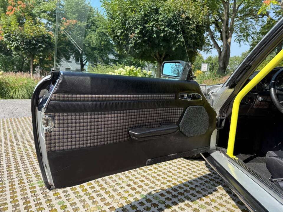 Immagine 7/29 di Mercedes-Benz 500 SLC (1980)