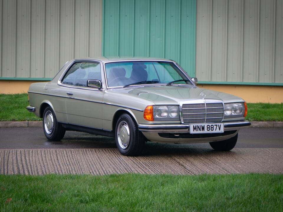 Image 7/30 de Mercedes-Benz 280 CE (1980)