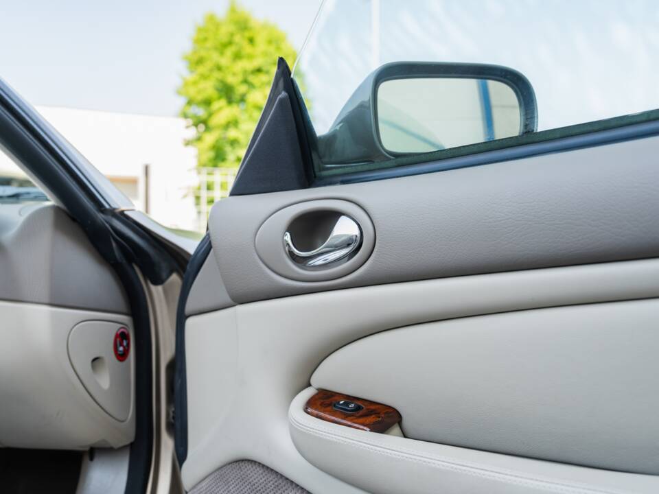 Image 33/91 de Jaguar XK8 4.0 (2000)