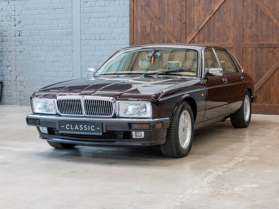 Image 3/30 of Jaguar XJ12 6.0 (1994)