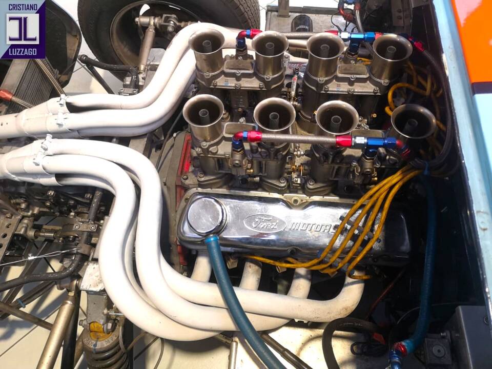 Image 38/50 of Ford GT40 (1966)